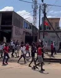 Dois mortos, dois feridos graves, cerca de trinta detidos, uma viatura queimada e lojas vandalizadas