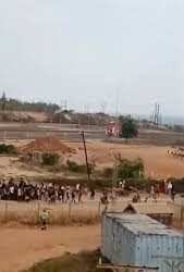 Manifestantes invadem acampamento da “Kenmare” e tentam incendiar avião da empresa