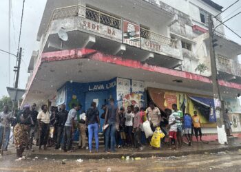 População destrói sedes da Frelimo na Maxixe e em Morrumbene