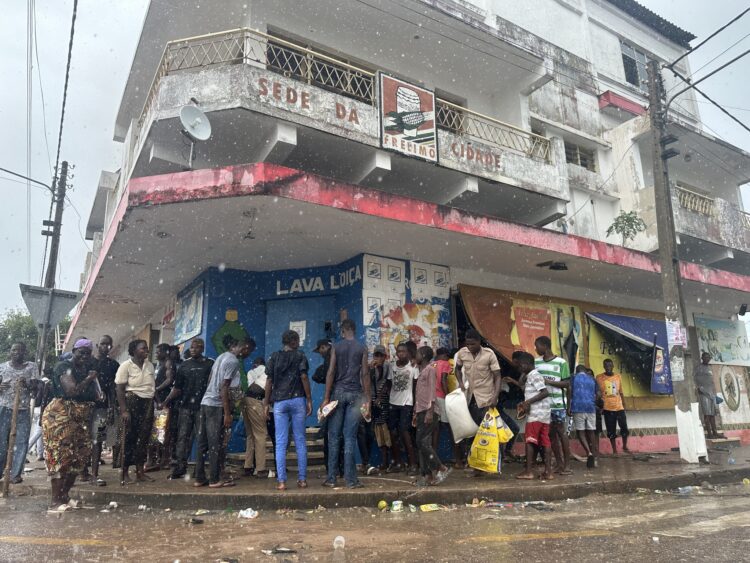 População destrói sedes da Frelimo na Maxixe e em Morrumbene