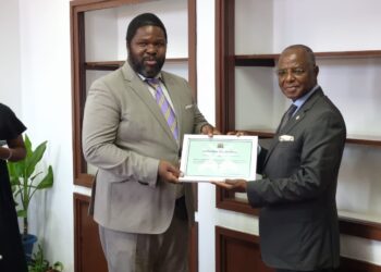 Teodoro Waty homenageado pela Universidade Eduardo Mondlane