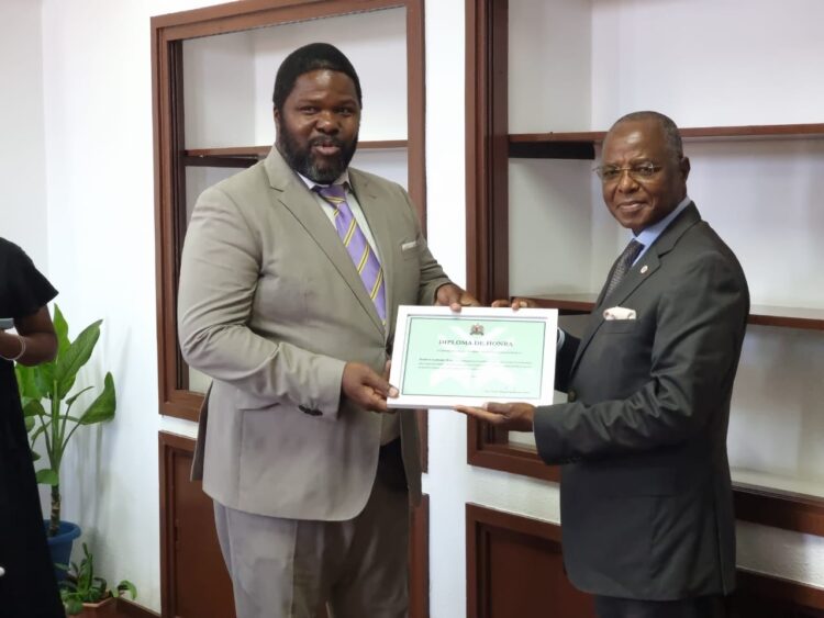 Teodoro Waty homenageado pela Universidade Eduardo Mondlane