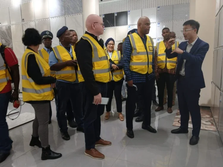 Secretário de Estado do Comércio anuncia tarifas de 20% e outra sobretaxa de 20% na importação de tijoleiras