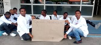 Médicos estagiários viajaram desde a Beira para acamparem no Ministério da Saúde