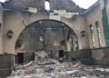 Terroristas raptam vinte e duas pessoas, incendiam residências e uma igreja