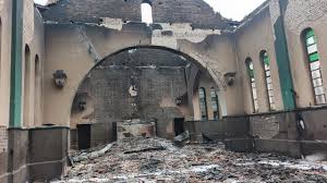 Terroristas raptam vinte e duas pessoas, incendiam residências e uma igreja