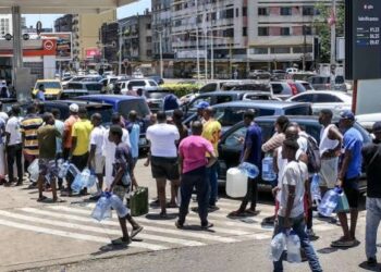 Chegaram 3.6 milhões de litros de combustível, mas a população continua a enfrentar filas e escassez